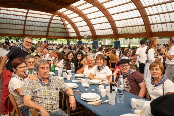 Ehunka lagun bildu dituzte j 38 1757018433312