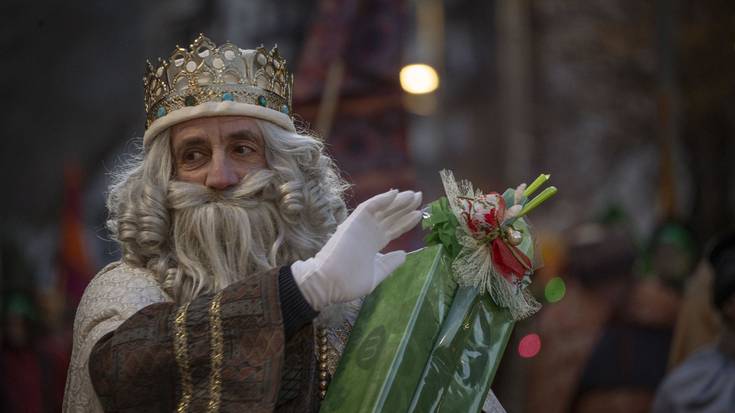 Hiru Errege Magoek ilusioz bete dituzte Aiaraldeko kaleak