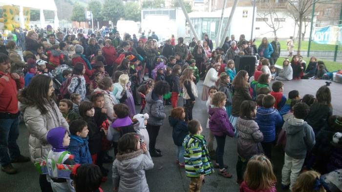 Suak agurtu zituen Aratustea 17 1488368994417