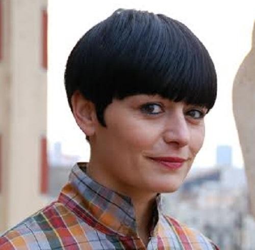 “Telebista ‘kutxa tontoa’ baino leihoa da. Paisaia gustuko ez baduzu pertsiana jaitsi dezakezu”