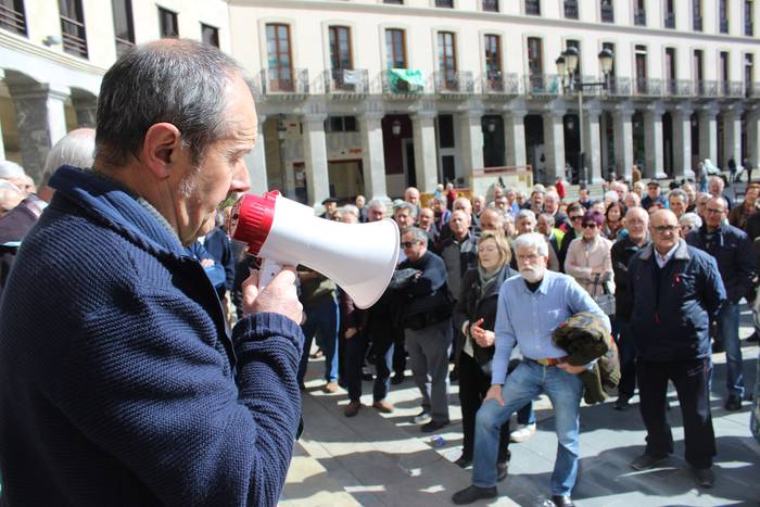 Aiaraldeko plazak bete dituz 18 1520881416632