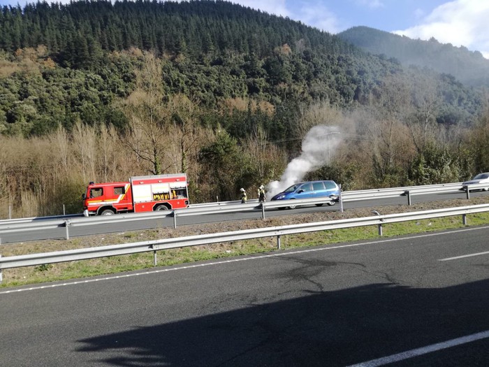 Auto batek su hartu du Orozkon, AP-68 errepidean