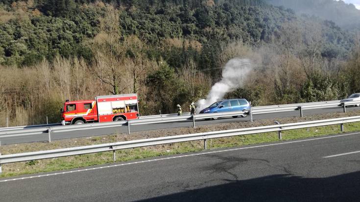 Auto batek su hartu du Orozkon, AP-68 errepidean