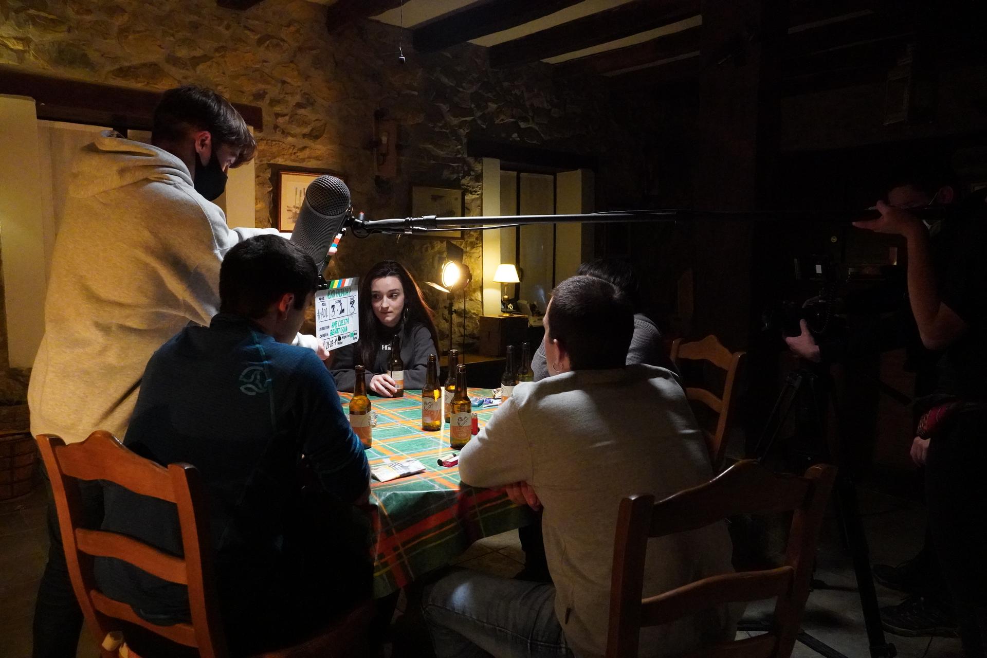 Ane Cuesta Monge zinema zuzendari gazteak crowfundinga abiatu du 'Asko falta da' filma finantzatzeko