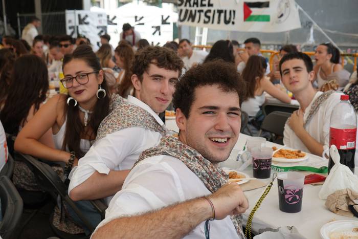 Ehunka lagunek egin dute bat 9 1755423015637