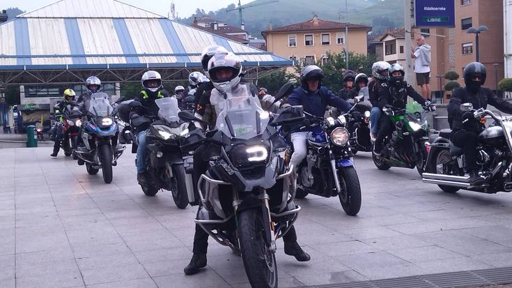 Motorzale ugari batu dira Aiaraldeko errepideak zeharkatzeko