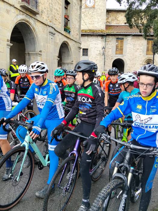 150 gazte inguruk parte hart 43 1762672366276