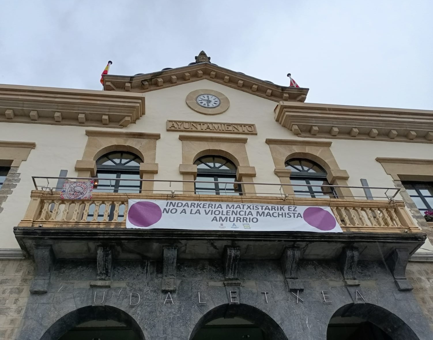 Indarkeria matxisten aurrean erantzun publikoa emateko prozedura berrikusteko prozesua onartu du Amurrioko Udalak