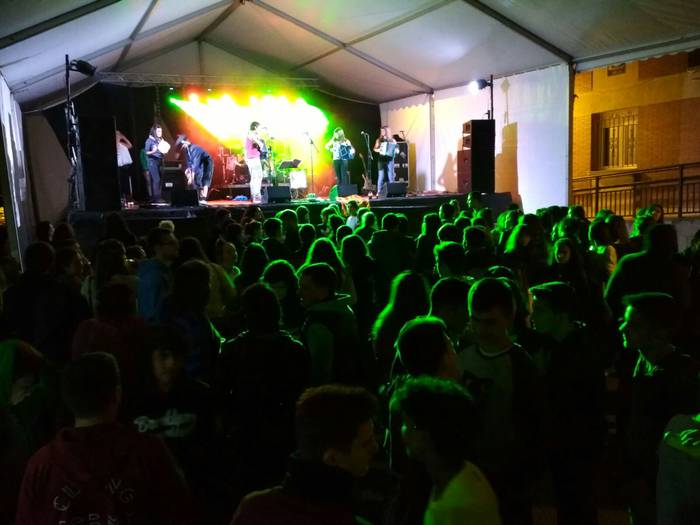 Inoiz baino jende gehiago bi 9 1505589911892