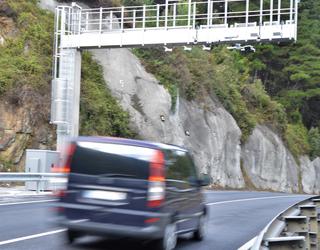 Herritar bat ospitalera eraman dute BI-625 errepidean gertatutako istripuan, eta Ertzaintzak arreta eskatu die tokitik igaro behar direnei