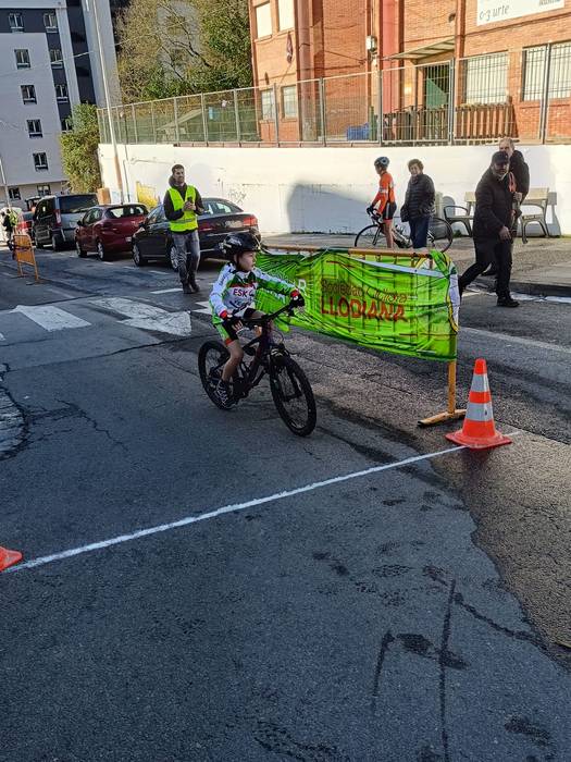 Txirrindulari gazteek erloju 56 1771856256654