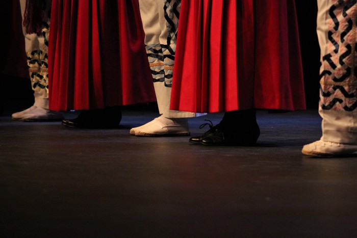 Eskualdeko ehundik gora dantzari eta musikarik koloreztatu zuten Amurrio Antzokiko oholtza - 100