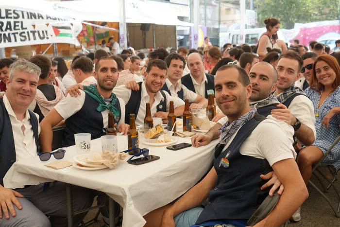 Ehunka lagunek egin dute bat 31 1755423077068