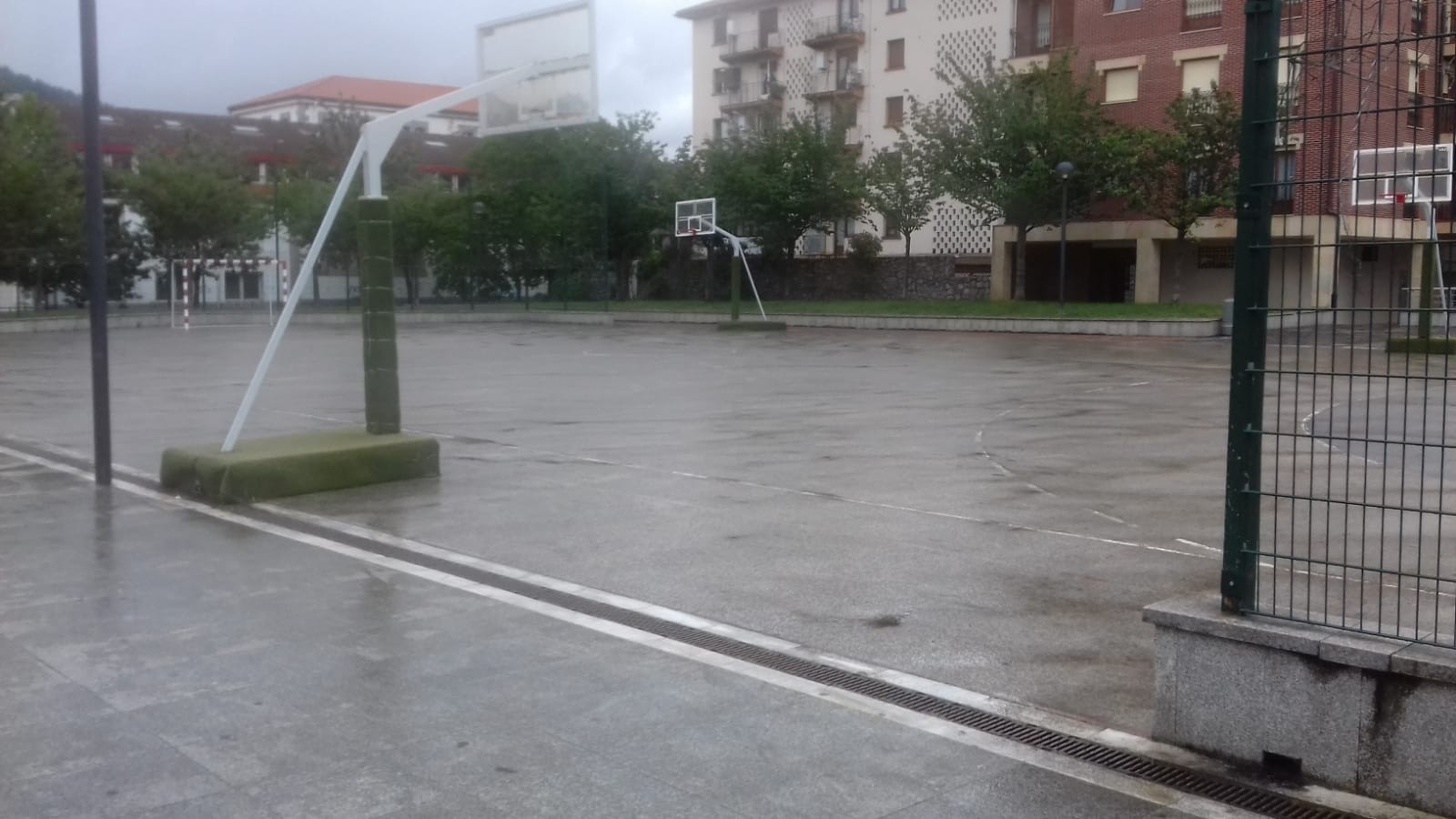 Laudio herriko futbito eta saskibaloi kantxak irekitzen hasi da, modu arduratsuan erabiltzeko