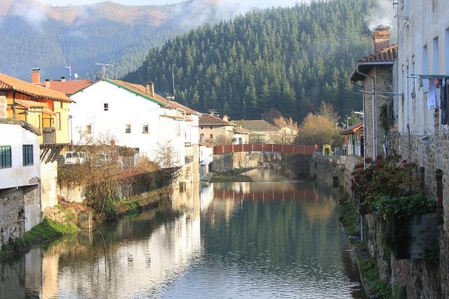 Kiroldegia eta ikastetxea ibaiaren beste aldearekin lotzen dituen zubia zabaldu dute
