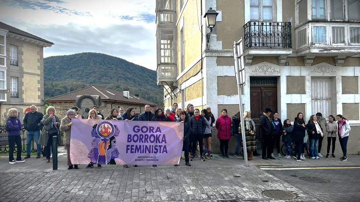 Artziniegako Talde Feministak mobilizazioa egin zuen igandean beste eraso matxista bat salatzeko