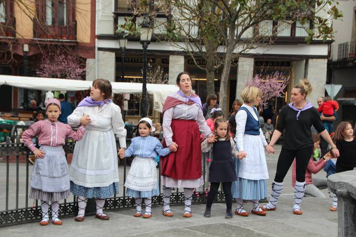 Dantzaren bidez aldarrikatu  54 1520778090752