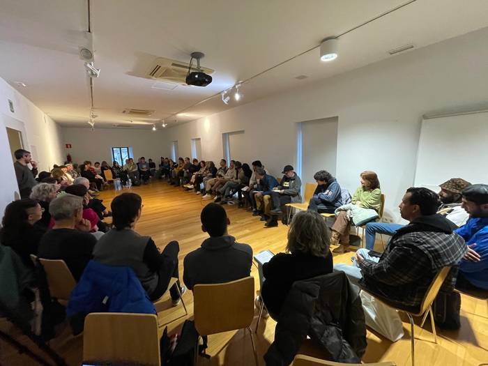 Kalean bizi den jendearen errealitateari kolektiboki erantzuteko, harrera sarea