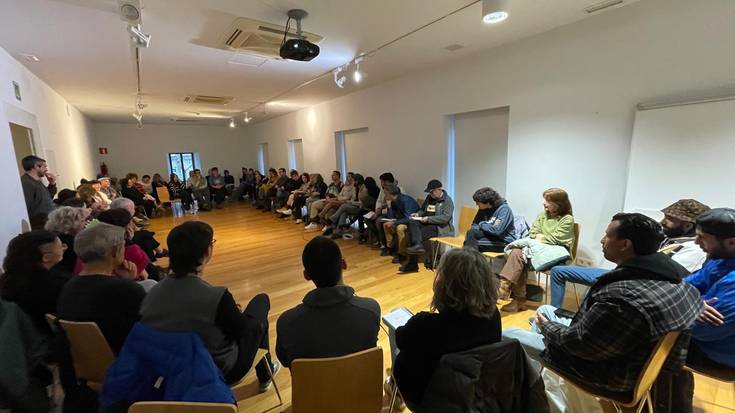 Kalean bizi den jendearen errealitateari kolektiboki erantzuteko, harrera sarea