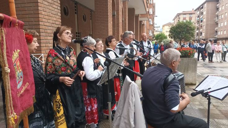 Folklore emanaldi bateratuarekin agurtu dute Herrien Kultura Jaia
