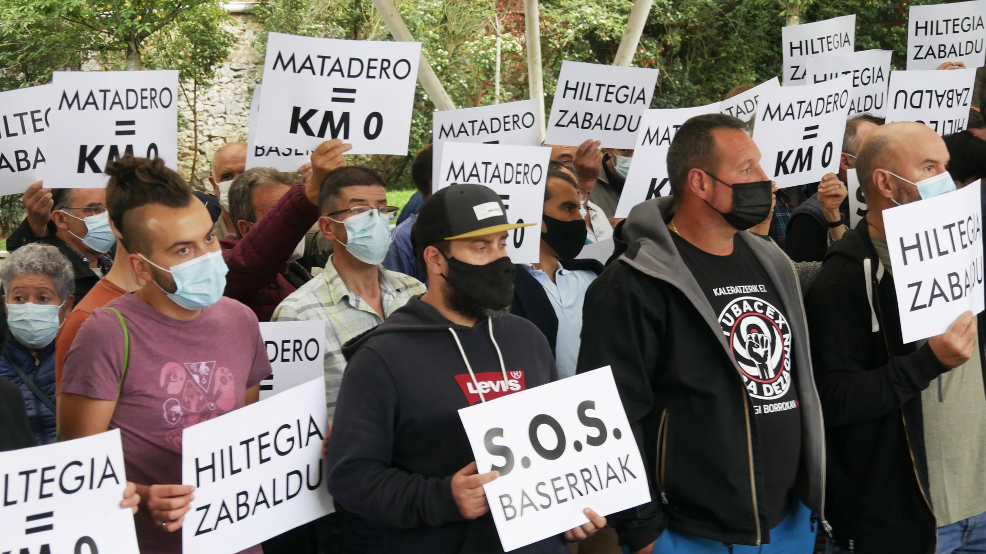 Hiltegiaren proiektuak erakundeen babesa izango duela uste du SOS Baserriak plataformak