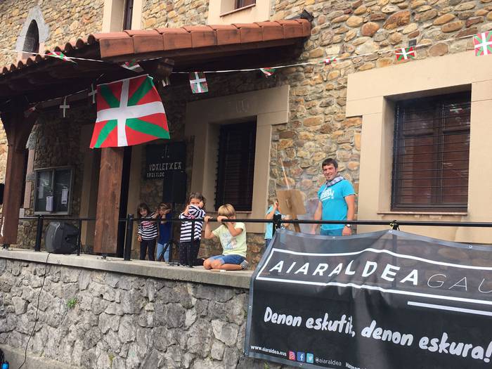 Auzokideez inguratuta piztu  1 1500054449947