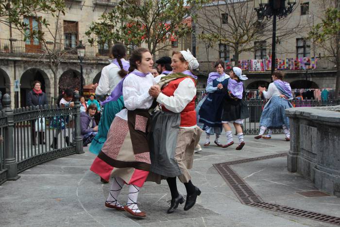 Dantzaren bidez aldarrikatu  55 1520778097885