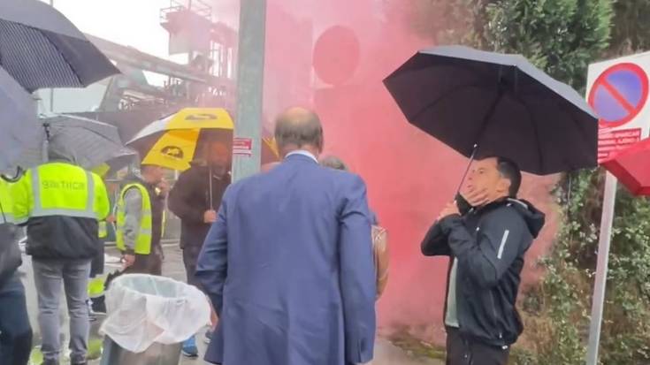 Langileen txistu artean sartu dira Garnicako zuzendaritzako kideak eta abokatuak Maderas de Llodion