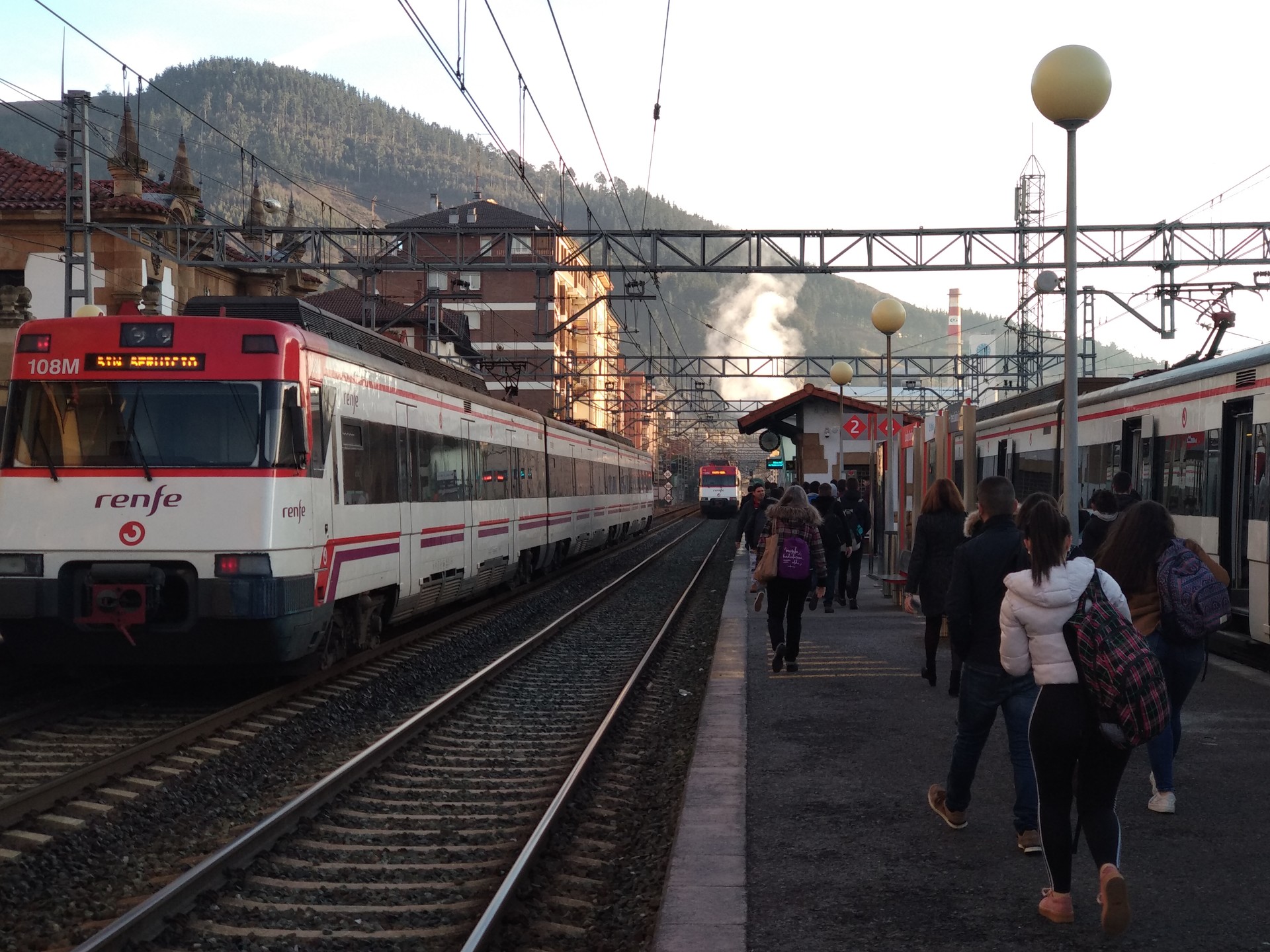 Renfek tren zerbitzua hobetzeko mozioa aurkeztu du EH Bilduk Aiaraldeko hainbat herritan