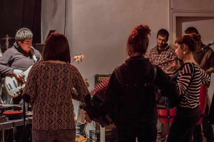 Parez pare zabaldu ditu atea 7 1511891898298