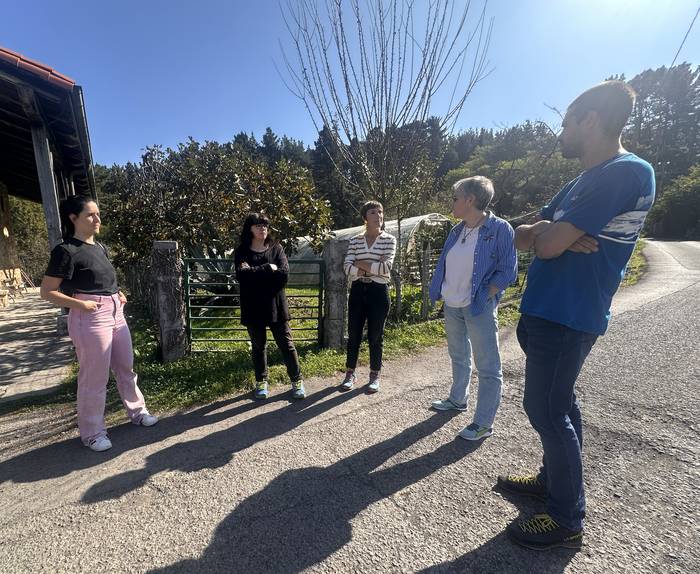 Udala auzoetan zehar ibili da bizilagunekin batera, udalerrian egin litezkeen hobekuntzak identifikatzeko