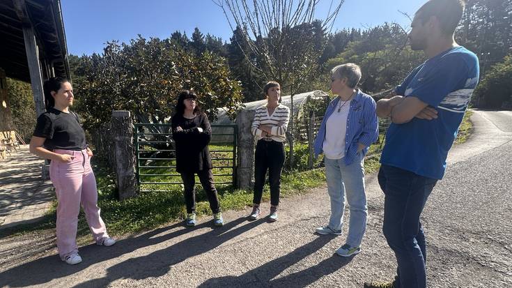 Udala auzoetan zehar ibili da bizilagunekin batera, udalerrian egin litezkeen hobekuntzak identifikatzeko