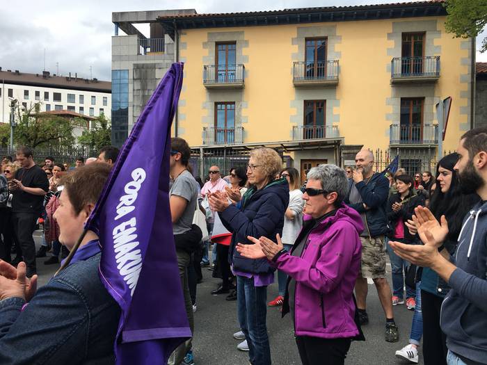 Aiaraldeko mugimendu feministaren epaitegiko protesta