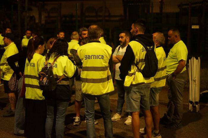 Erabateko jarraipena Maderas de Llodioko bigarren greba egunean, Garnica taldeak egin nahi dituen 39 kaleratzeen aurka