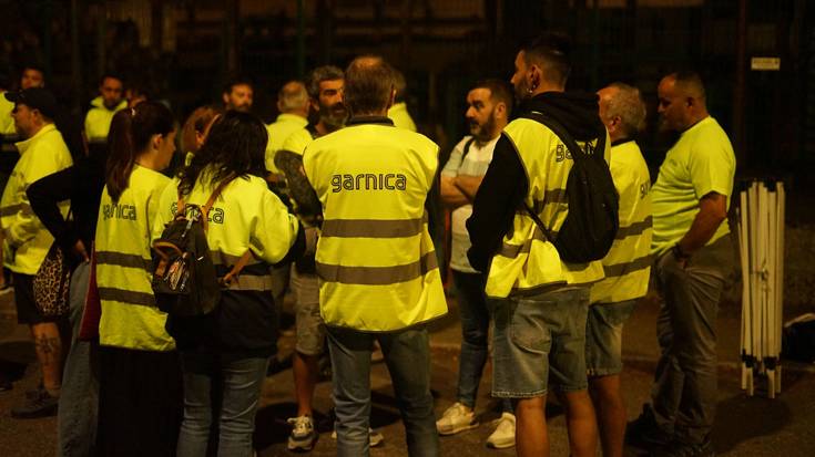 Erabateko jarraipena Maderas de Llodioko bigarren greba egunean, Garnica taldeak egin nahi dituen 39 kaleratzeen aurka