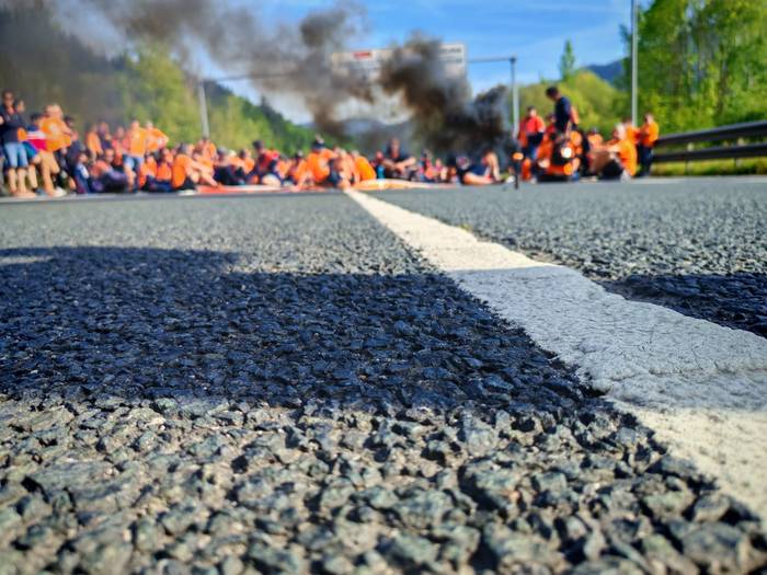 Tubos Reunidoseko bi langile 15 1776453833026