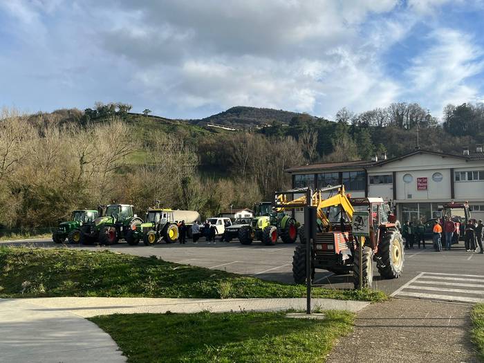 "Traktorada" egin dute Artzi 24 1768766489081