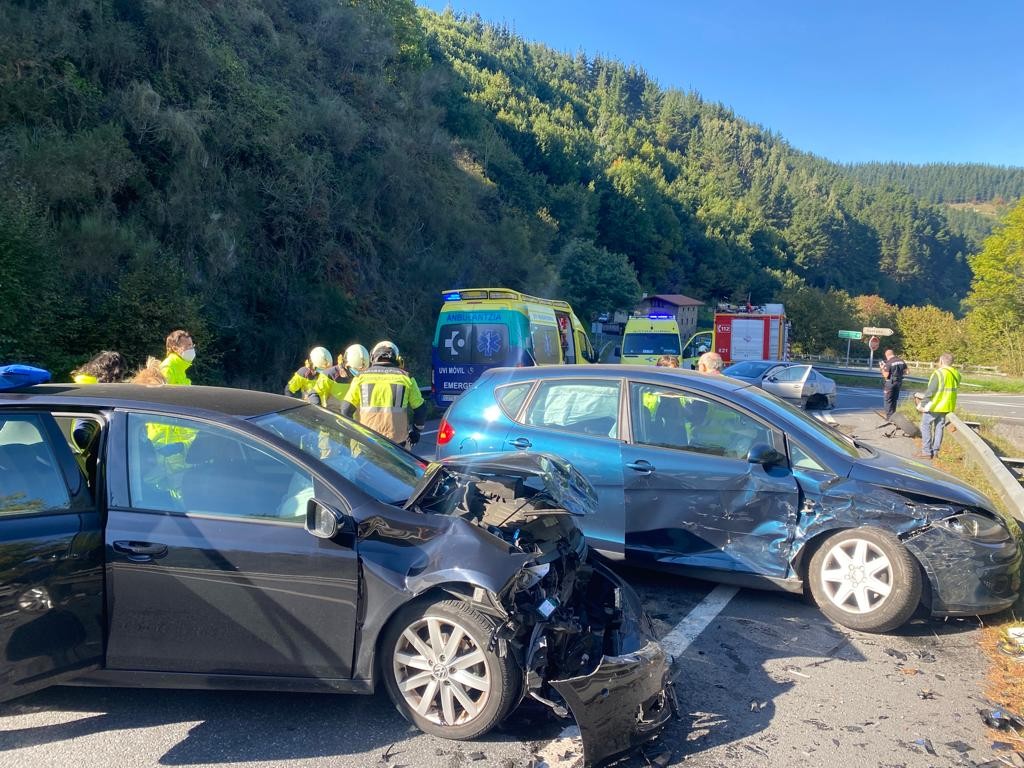 Hiru autok egin dute talka Arrankudiagan eta bi lagun eraman dituzte Galdakaoko ospitalera