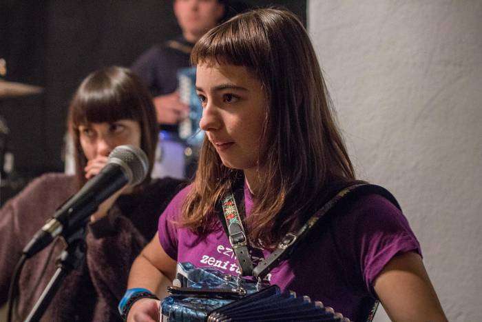 Parez pare zabaldu ditu atea 11 1511891929743