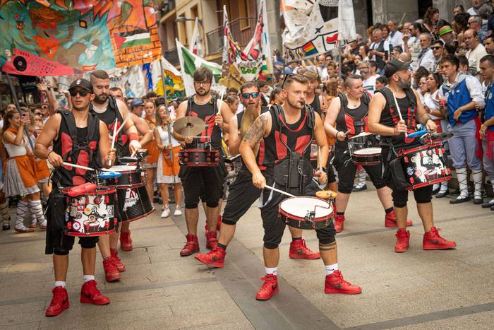 Festa-giro goria piztu du La 54 1755257031688