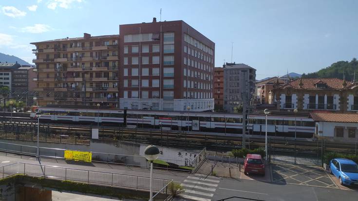 Renfek bi tren zerbitzu bertan behera utziko ditu gaur