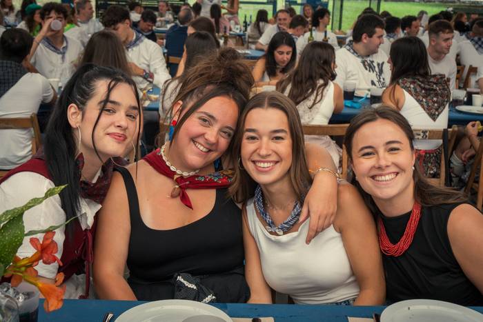 Ehunka lagun bildu dituzte j 132 1757018702607