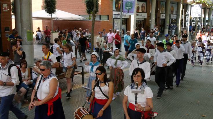 Laudioko buruhandi, dantzari eta txistulariak egon dira Espluges de Llobregateko festak girotzen