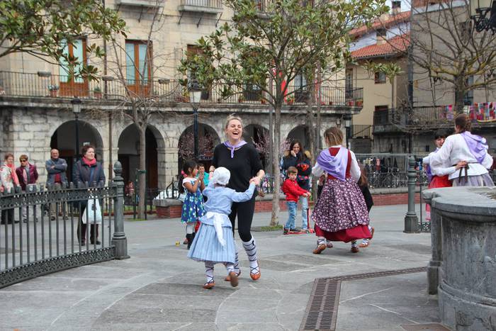 Dantzaren bidez aldarrikatu  35 1520777973570