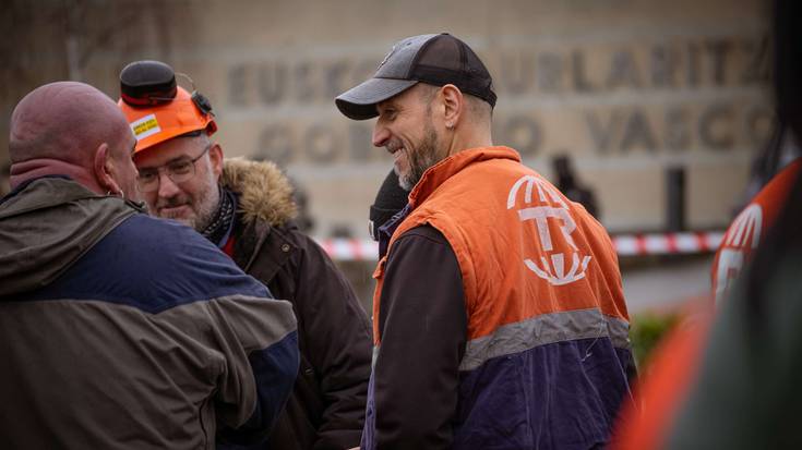 Eusko Jaurlaritzaren, Bizkaiko eta Arabako foru-aldundien eta Amurrioko eta Trapagarango udalen bilera Tubos Reunidoseko enpresa-batzordearekin