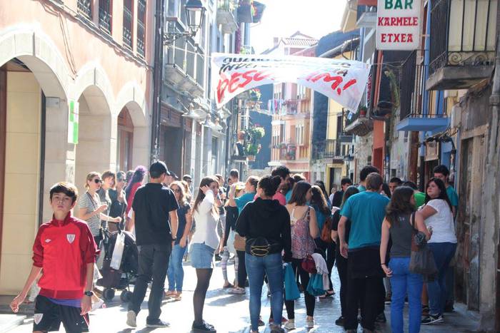 Gazte ugari batu zituen Inde 24 1508073891365