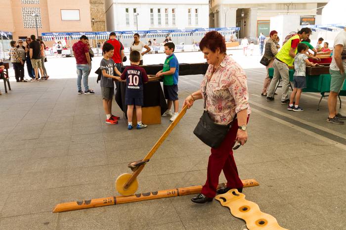 Ehunka dantzari eta ikusle b 38 1524466347004