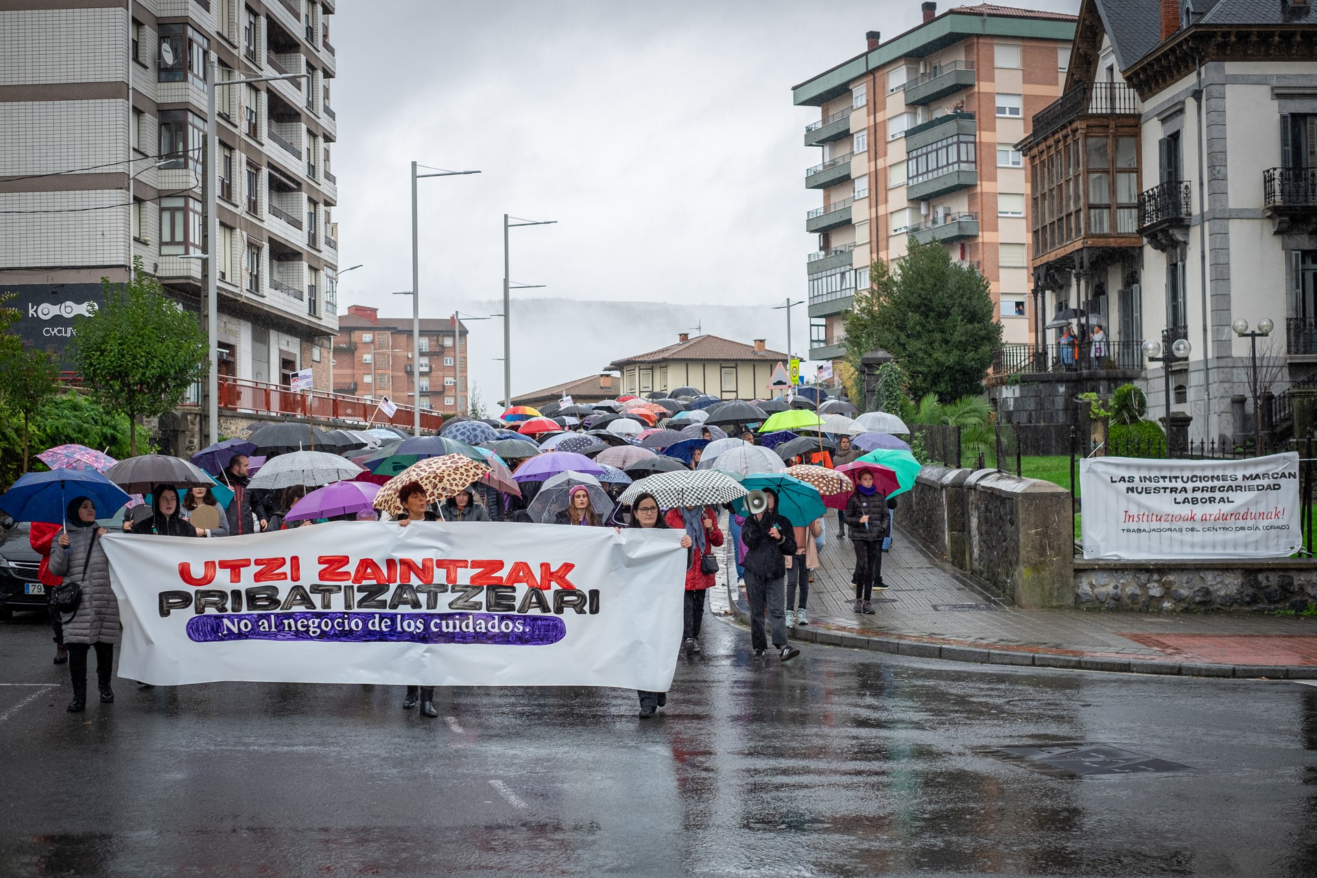 Greba Feminista Orokorraren urteurrenean, zaintza lanen aitortza berriz plazara