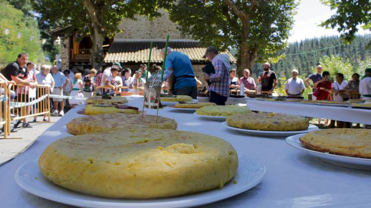 [ERREZETA] Nola prestatzen da San Rokeren errepikapeneko txapelketa gastronomikoan iaz irabazi zuen tortilla?