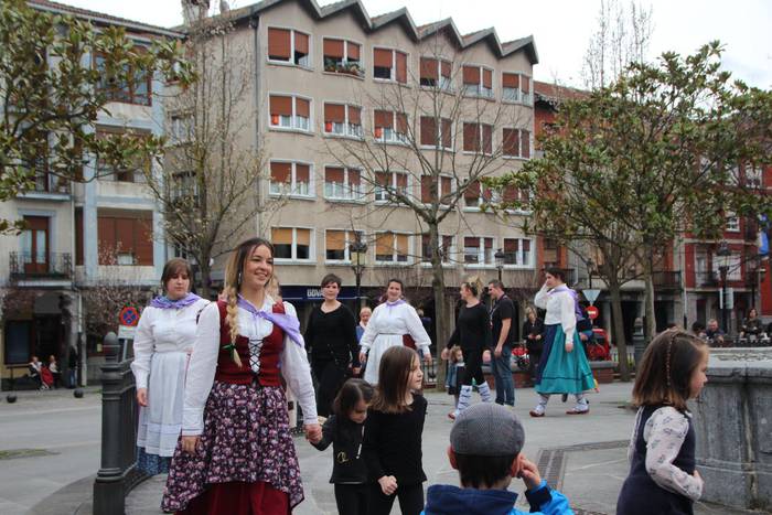 Dantzaren bidez aldarrikatu  10 1520777803382